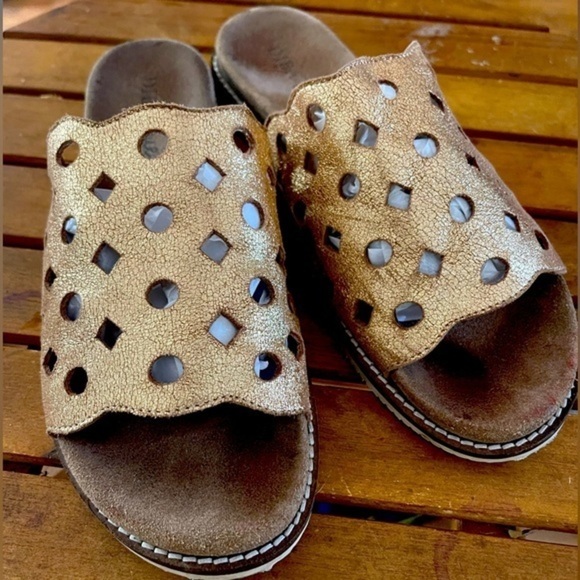 Diba True Fast Trak Slide Sandals in Gold Metallic Leather are a Size 7.5. EUC - Picture 2 of 8